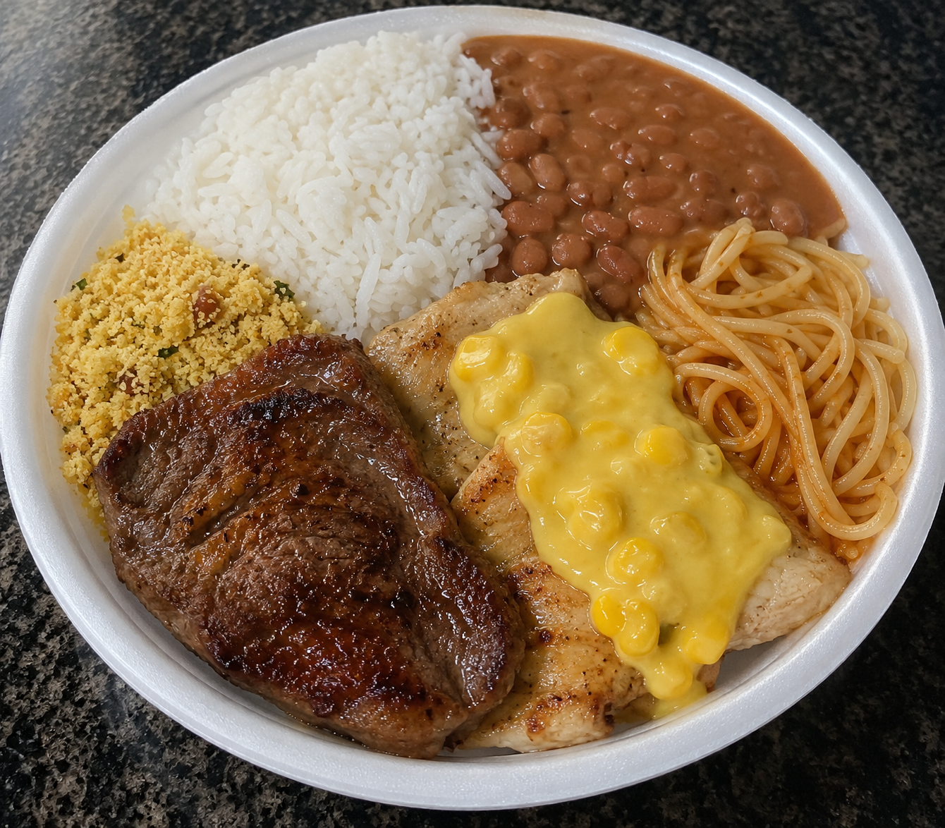 Marmitex G do Galettu's: arroz, feijão, 2 tipos de carne e 3 guarnições