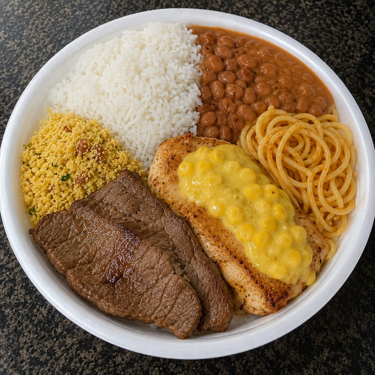 Marmitex M do Galettu's: arroz, feijão, 2 tipos de carne e 2 guarnições